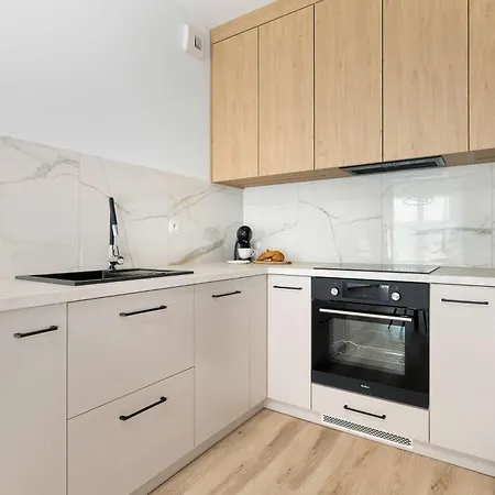 Cozy With Balcony With Underground Parking By Renters Apartment *