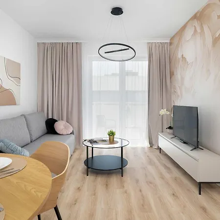 Cozy With Balcony With Underground Parking By Renters Apartment *