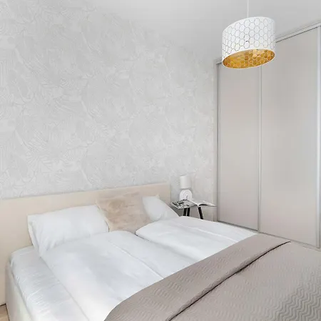 Cozy With Balcony With Underground Parking By Renters Apartment Poznan